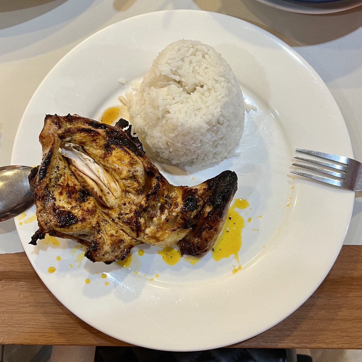 madel_suravilla's tweet photo. My first meal in Manila.. at my fav authentic Ilonggo cuisine at Aida’s. Chicken Inasal (grilled), shrimp w/ squash &amp; veggies w/ coconut milk &amp; saffron, grilled stuffed squid &amp; Tilapia express w/ local spices, vinegar &amp; coconut milk. So fresh &amp; yummy.

#Aidas
#Makati
#Philippines https://t.co/SW75BVZj7Y