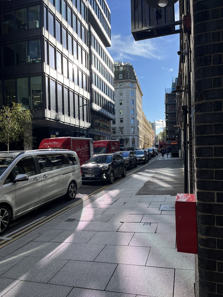 Huge #congestion #airpollution caused by this stupid idea. #upperground #residents &amp;amp; #business in #southwark should take the person responsible to court for causing unnecessary air pollution.
who is responsible for this ? &lt;a href=&#34;/lb_southwark/&#34;&gt;Southwark Council&lt;/a&gt; @tlf &lt;a href=&#34;/SadiqKhan/&#34;&gt;Sadiq Khan&lt;/a&gt;