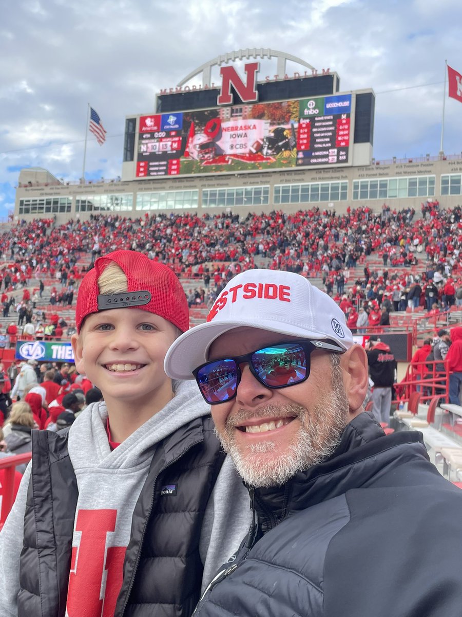 jhellman7's tweet image. First Huskers game in the books! Veterans Day🇺🇸 Picture and fist bump with a former Warrior, and He got to experience first hand the heartache of loving this team 🤣.  Solid day for my little man. ❤️ GBR