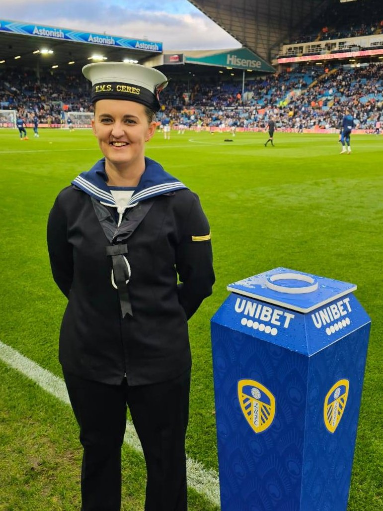 HMS CERES was honoured to represent the @RoyalNavy and @RNReserve at the @LUFC Remembrance fixture at Elland Road. Members of @HMSCeres attended to help the Teams and fans pay their respects to the fallen. #TwoMinuteSilence #LestWeForget #ArmisticeDay
