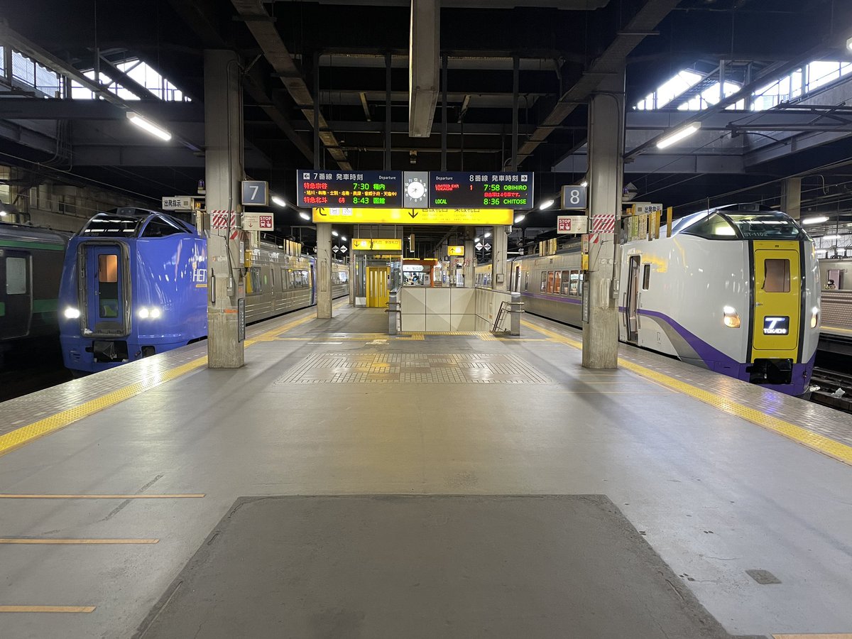 holiday_train's tweet photo. おはようございます。
2023.11.12の朝の時間。

特急宗谷と特急とかち。
旭川方面、雪の影響により遅れている様です。 https://t.co/bC9uiDHc7W