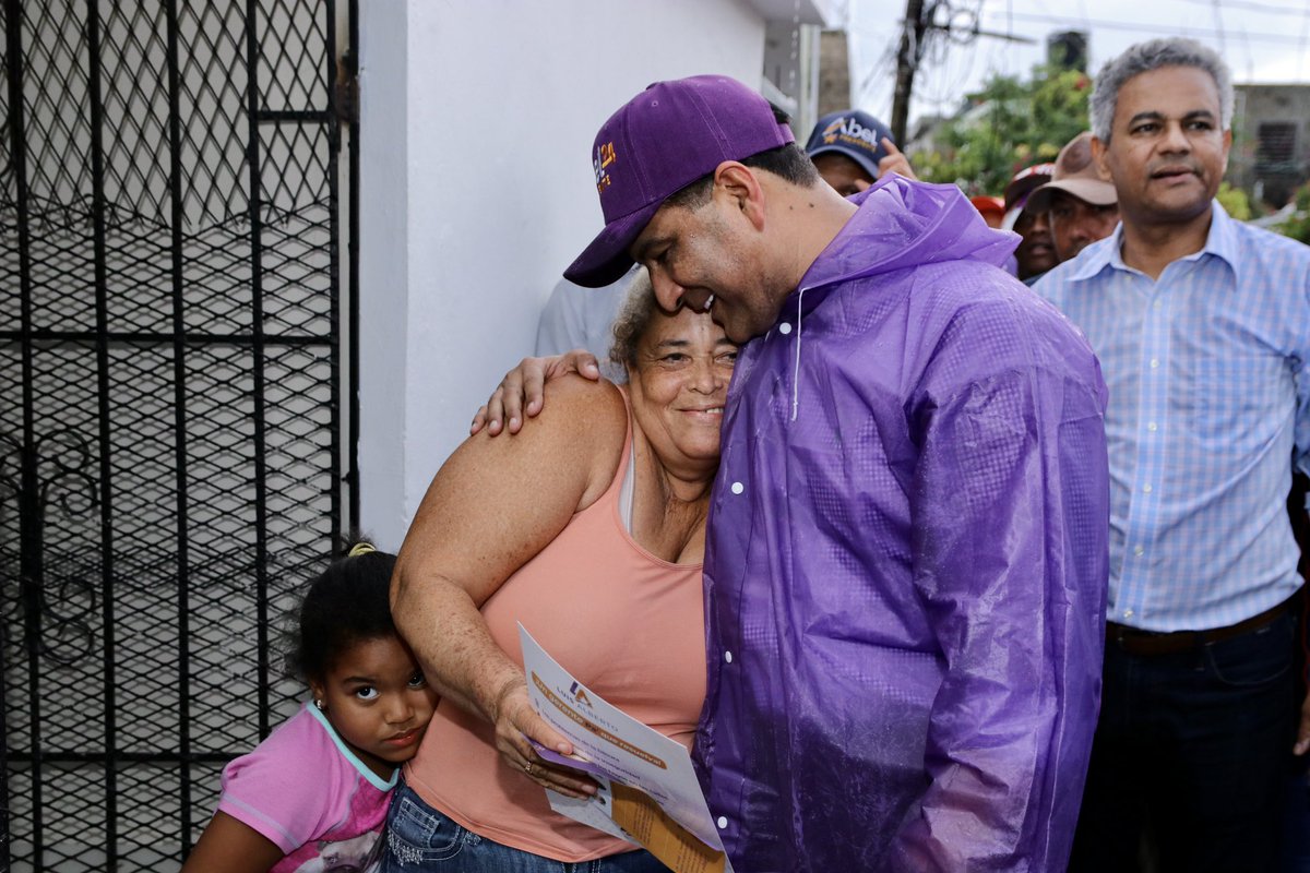 AlbertoTejeda_'s tweet photo. ¡Gracias municipes de Mendoza!

Sus demostraciones de afecto durante nuestro Casa a Casa nos motivan. Conocemos el estado de abandono en que se encuentra este sector, pero aguanten, ya falta poco para rescatar a Santo Domingo Este y convertirlo en la ciudad que todos merecemos. 💪🏡🌟