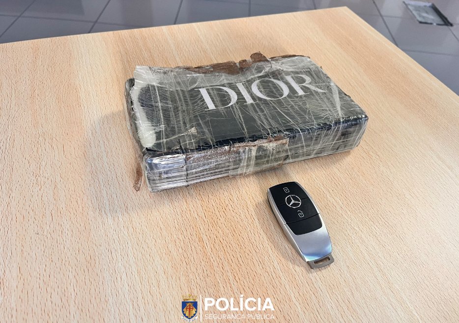 ROSTOS's tweet image. MOITA - Ação da Divisão Policial do Barreiro no Vale da Amoreira
Detidos na posse de 5498 doses de cocaína
rostos.pt/inicio2.asp?cr… 
#rostos #barreiro #moita #polícia