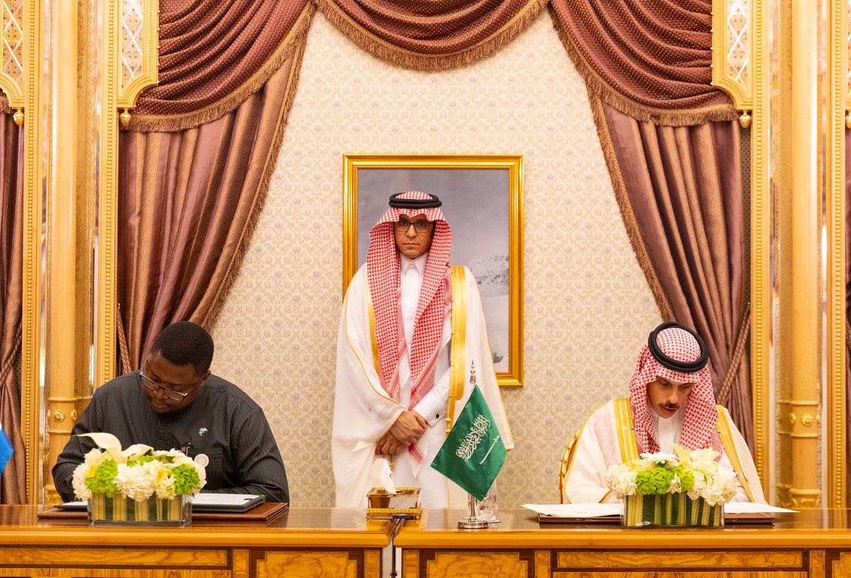 Samuder53291026's tweet photo. Welcome to #OICSummit your excellency #PresidentBio,we are more than happy if you could meet H,E President #jokowi who attended the OIC summit.Sierra Leone and Indonesia diplomatic relationship must be stronger. God bless you all.
@ListyoSigitP
@TimKabba
@Alphakanu7
@VP_Jalloh https://t.co/Bu7i4suWc3
