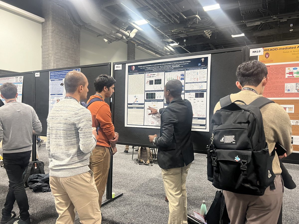 Saheed Lawal (<a href="/Lawdex01/">Saheed Lawal</a>), <a href="/SBUNeurobiology/">Stony Brook Department of Neurobiology & Behavior</a> PhD student in our lab, presenting our work on TSC in his first ever poster at <a href="/SfNtweets/">Society for Neuroscience (SfN)</a>! ✨👏🏼 #SfN2023