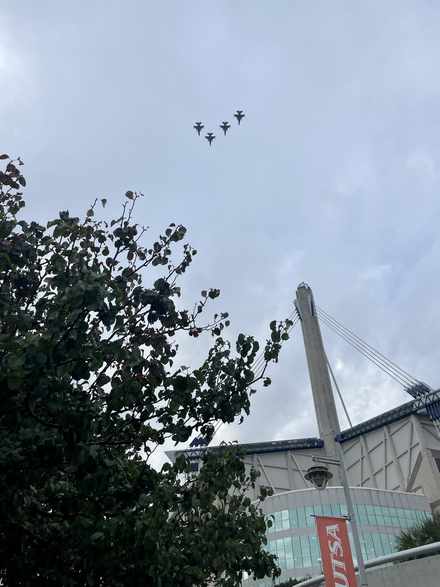 Flyover in San Antonio today 🇺🇸

#UTSA #MilitaryCityUSA