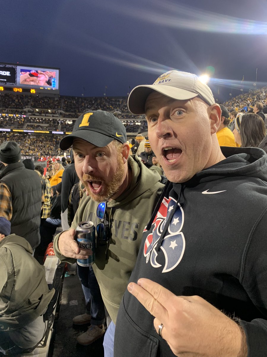 EricaAdams's tweet image. #militaryhawkeyes #navy #airforce go hawks!