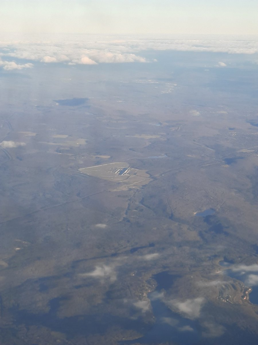 Pocono aus ca. 3000 Metern Höhe ist immer noch unglaublich groß - und mitten im Nirgendwo #GermanHomeOfNASCAR <a href="/AndreWiegold/">André Wiegold</a> <a href="/FinkPete/">Pete Fink</a> <a href="/motorvisioncom/">MOTORVISION+</a>
