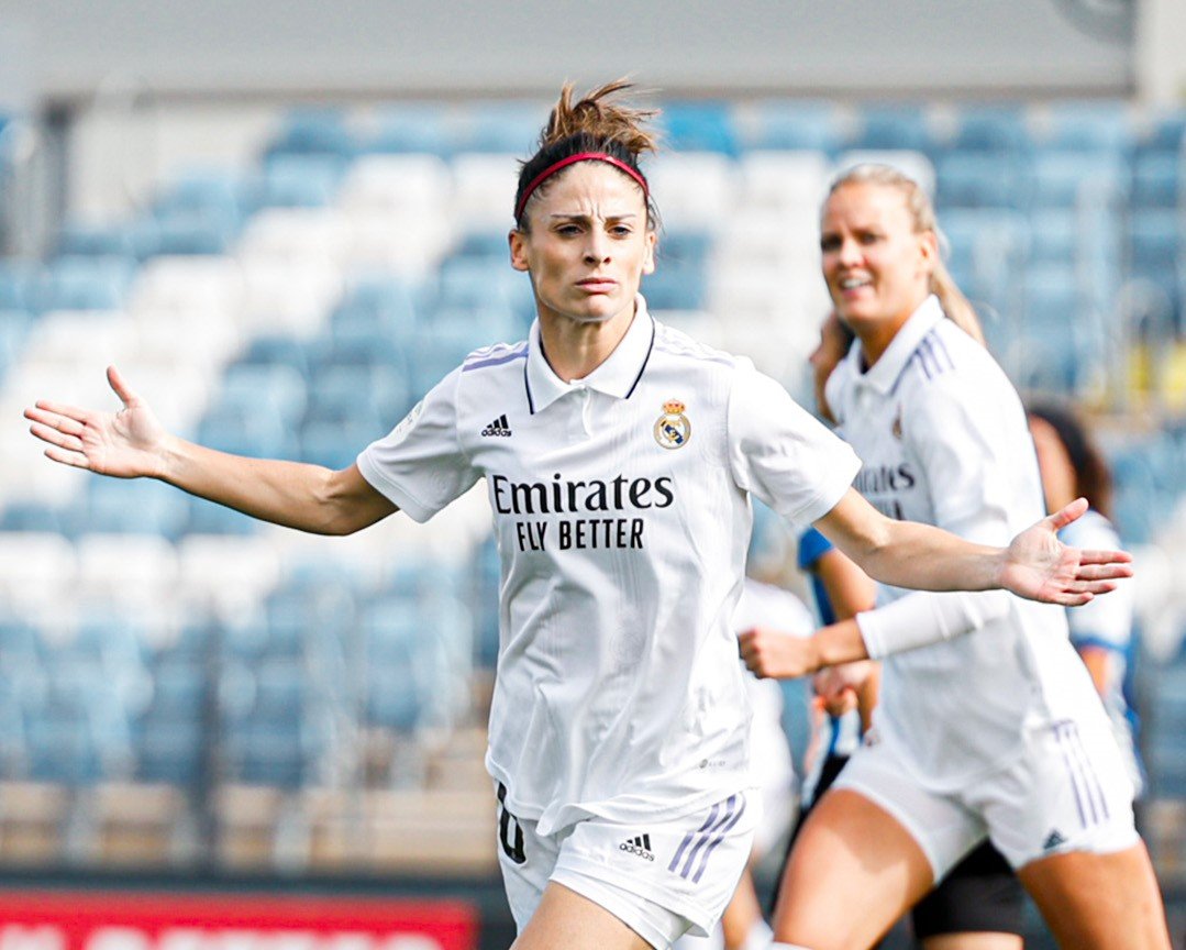 Erafutbolfem's tweet photo. 🎙️Esther González habla sobre su último año en el Real Madrid en AS y cree que "ahora me echan un poco de menos"

🗣️ "¿Cómo viví entonces mi etapa final? La viví feliz, entrenando al máximo nivel, porque obviamente mi mente estaba puesta en el Mundial, que era mi objetivo real. Que luego, porque no continuaba en el club, no me querían poner, no dependía de mí"

🗣️ "Durante un año y medio había hecho mi trabajo, había metido 39 goles. ¿Qué hubiese pasado si hubiese jugado al final de temporada? ¿Con cuántos goles hubiese acabado? No tengo nada que reprocharme a mí misma"

🗣️ "Que no me querían poner, no era mi problema, solamente el club se podía perder que metiera más goles. De hecho, creo que ahora me echan un poco de menos"