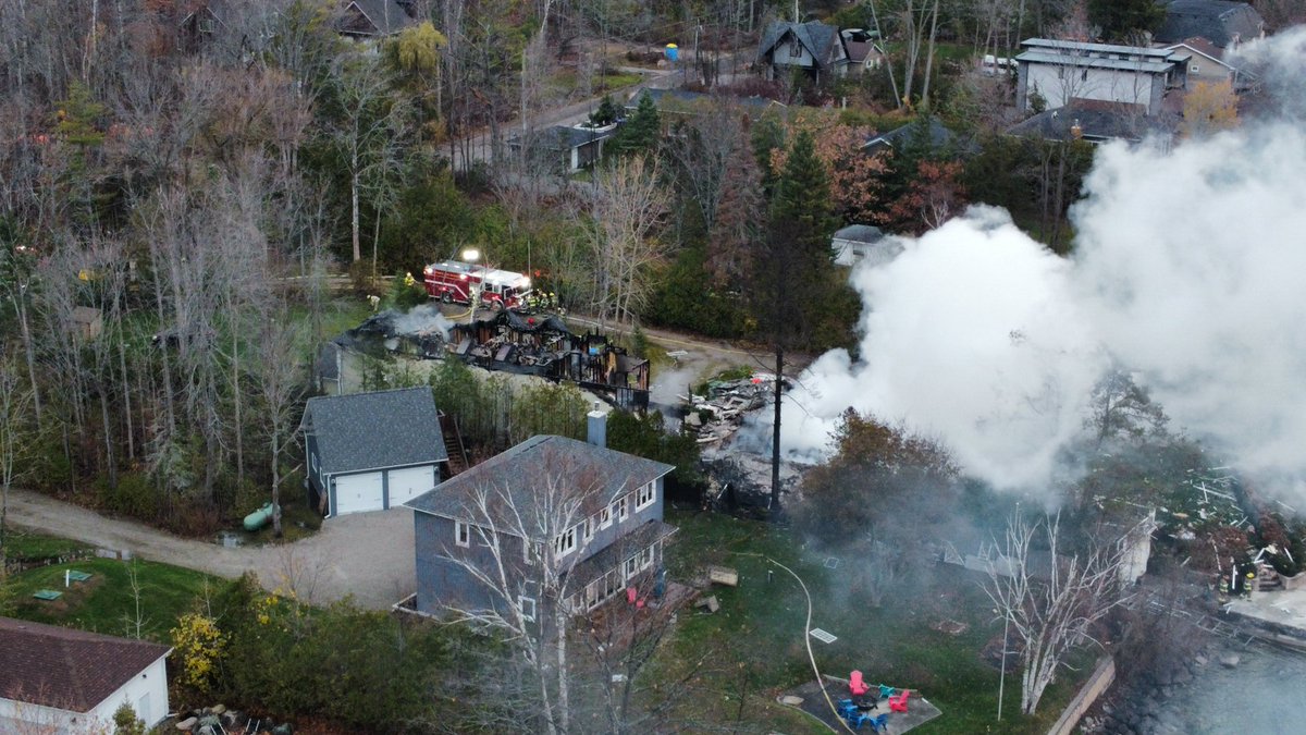 AtTheScenePhoto's tweet photo. Looking over the explosion of a residence in #Innisfil where @3804IPFFA @Innisfil_FIRE were battling most of the night. No injuries @ONFireMarshal called to scene. #overscene #atthescene #structurefire #explosion #innisfilfire https://t.co/Vd2Dg9RZHy