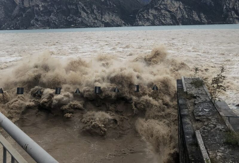 🧵
Apertura Galleria #AdigeGarda: A 10 giorni dall'evento del 31 ottobre 2023, persistono le discussioni sulla #torbidità delle acque e la presenza di detriti nel lago. Per molti la galleria è un indiziato di questo nuovo aspetto del lago, assieme agli immissari naturali.