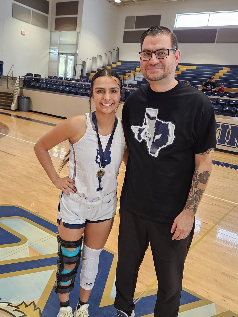 Congratulations to Jisell Huizar for being chosen to the all tournament team!!! Leading the way with 45points in three games. #LeadThePack <a href="/EDeLaFuente_AP/">Edna De La Fuente</a> <a href="/GeoffreyKimble1/">Geoff Kimble-Principal MVHS</a> <a href="/APena_MVHS/">Andy Peña</a>