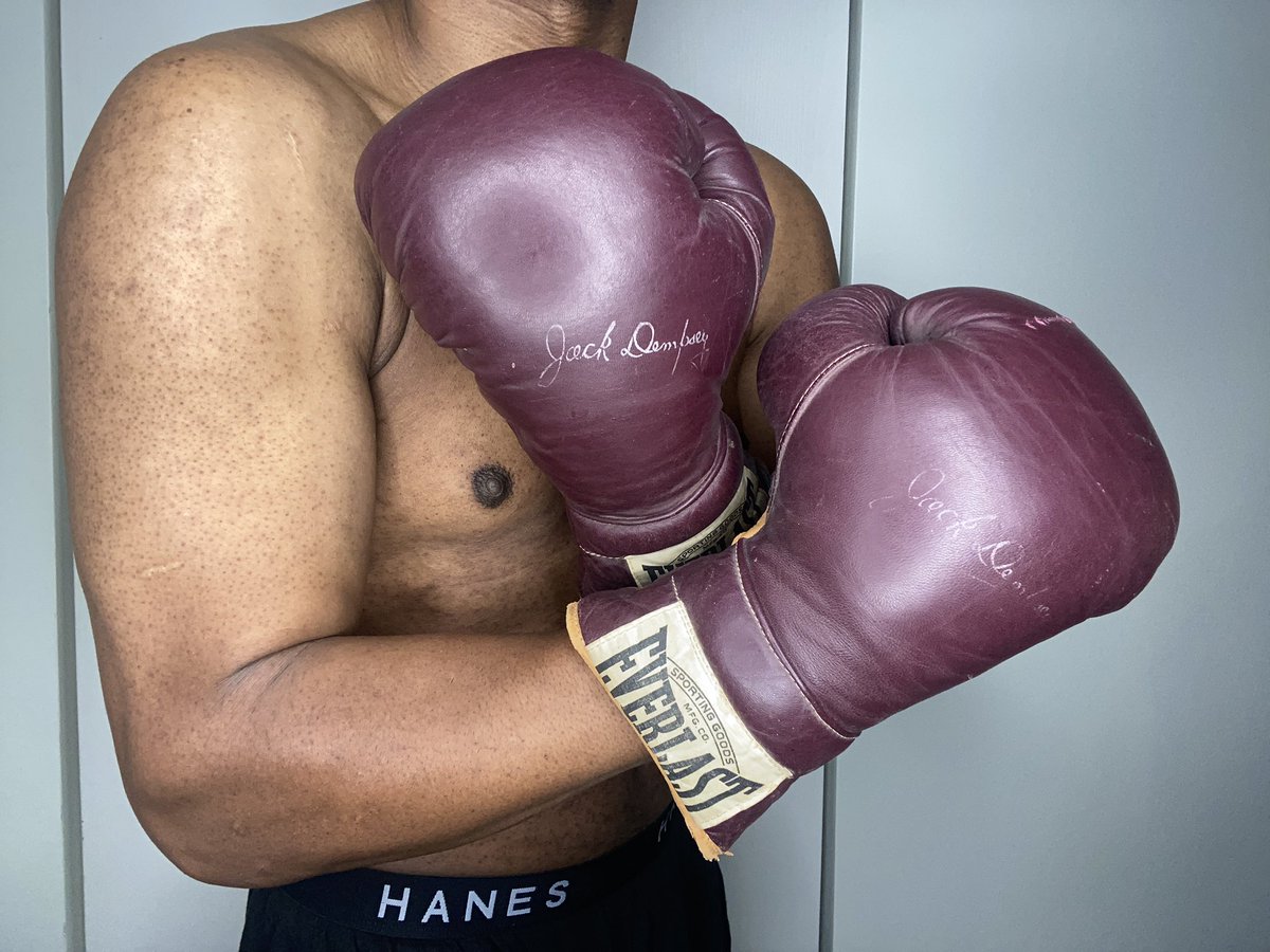 theegloveguy's tweet photo. 12oz vintage Jack Dempsey Everlast boxing gloves, Set #2!!
5421 model this time and they feel how they sound 😮💨
#boxing #gloves #boxinggloves #vintage #retro #oldschool #classic #leather #jackdempsey #everlast #everlastboxing #everlastboxinggloves #brown #maroon https://t.co/gDZMsVxDTz