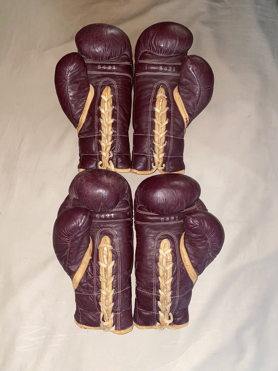theegloveguy's tweet photo. 12oz vintage Jack Dempsey Everlast boxing gloves, Set #2!!
5421 model this time and they feel how they sound 😮💨
#boxing #gloves #boxinggloves #vintage #retro #oldschool #classic #leather #jackdempsey #everlast #everlastboxing #everlastboxinggloves #brown #maroon https://t.co/gDZMsVxDTz