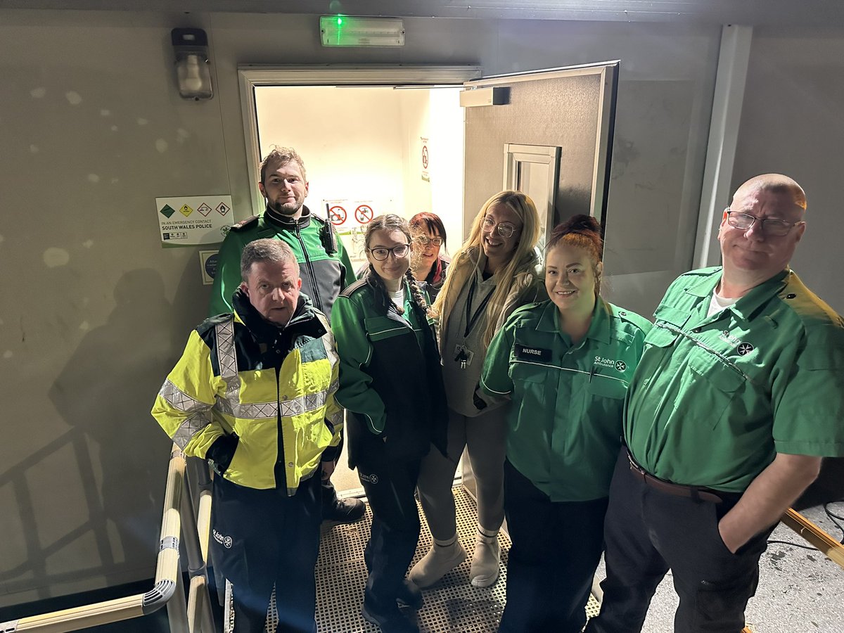 Meet some of the fantastic team at the #HelpPoint in Swansea working in partnership with @SWPSwansea @SWPVolunteers @commissionersw @SwanseabayNHS @WelshAmbulance looking after members of the public embracing the night time economy