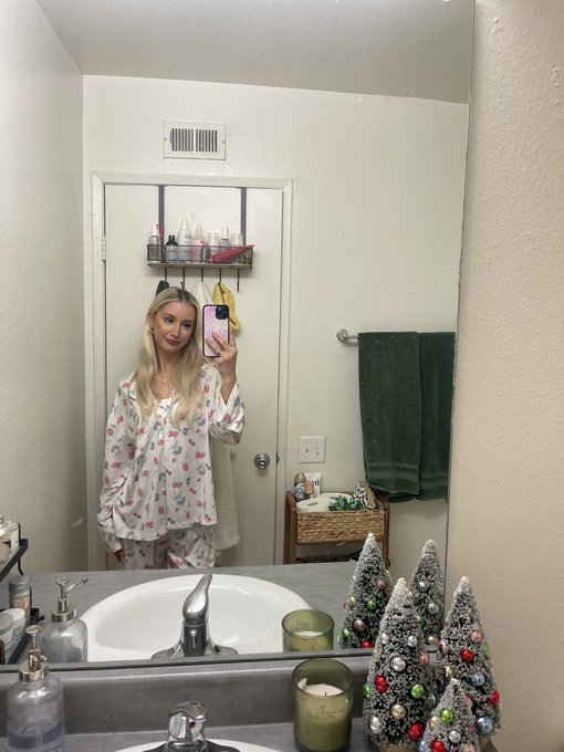 who wants 2 come to my pj party ? https://t.co/UF8OSL7kKZ<a href="/tag/sellingcontent"class="tags"><span>#sellingcontent</span></a>