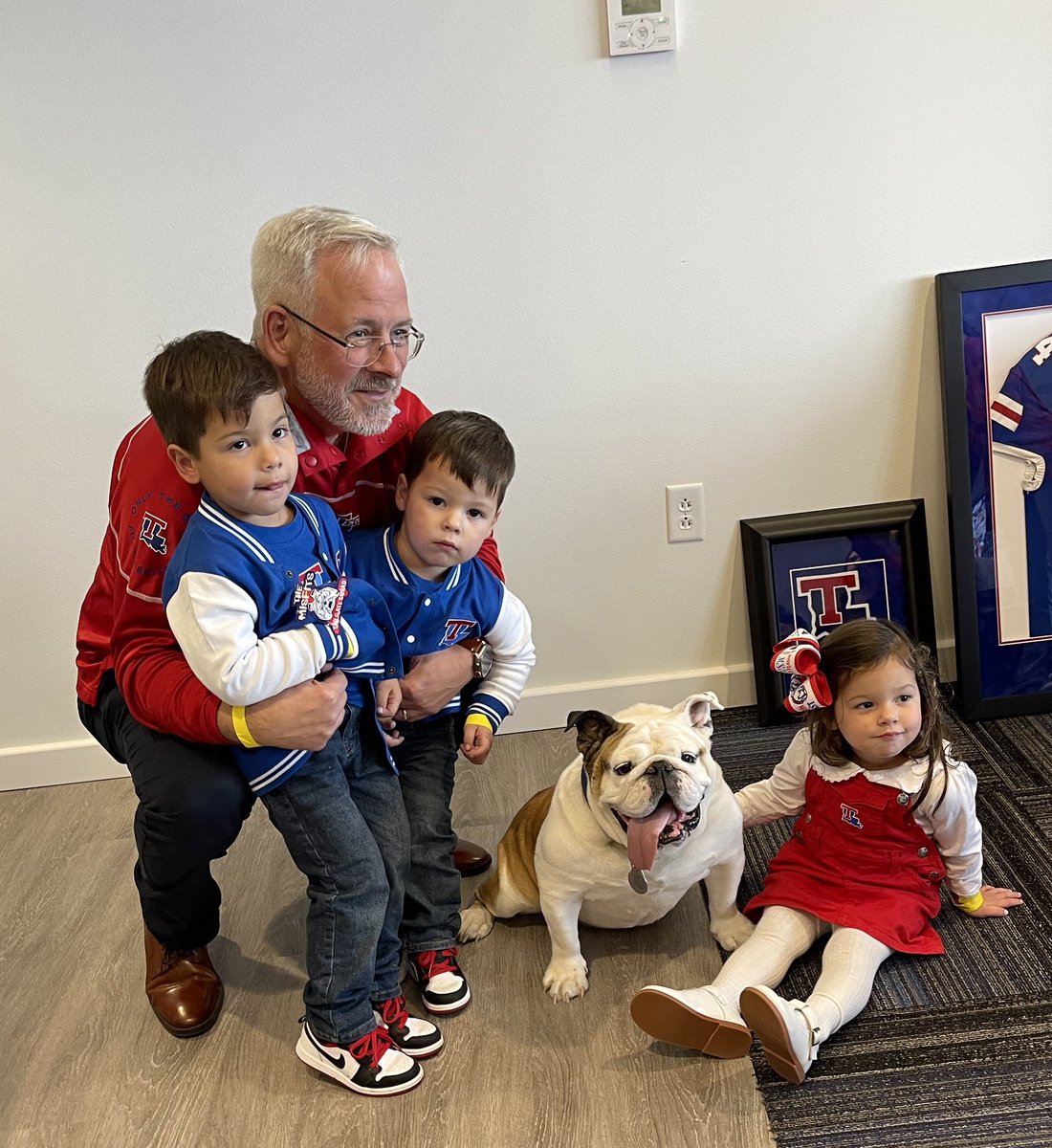DrJBHenderson's tweet image. Introduced the grandbabies to their new best friend. @TechXXII 🐶