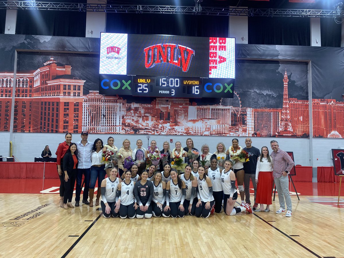 What a great bunch! Lots of love on senior day with @UNLVvball ‼️🫶🏻