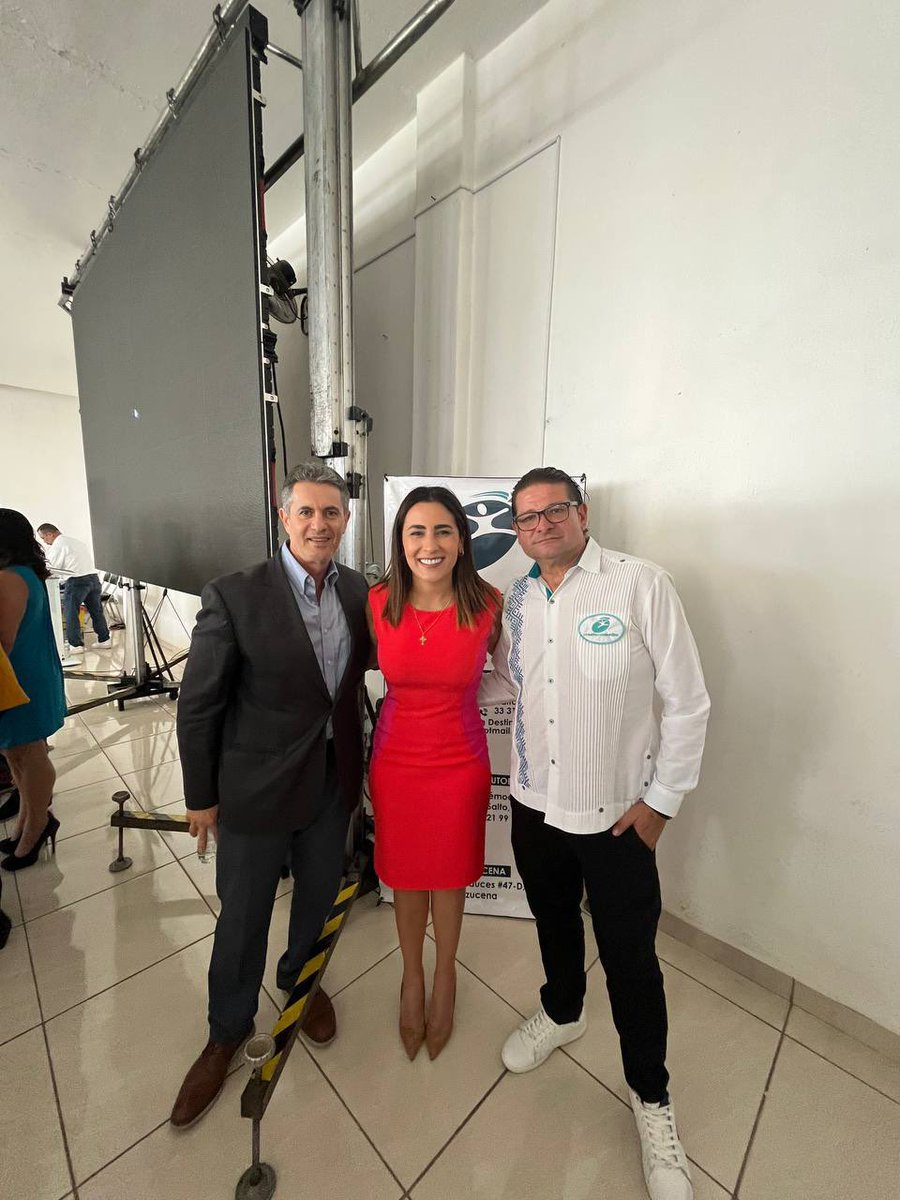 🙌🏽 Acompañé a mi amigo Adán Flores al 13vo Aniversario de su fundación Un Salto Con Destino AC, la cual se dedica a ayudar a miles de personas en temas de salud, autoempleo y educación en El Salto y municipios aledaños. 🫶🏽

👏🏽 Felicidades a ti y a todo tu equipo.