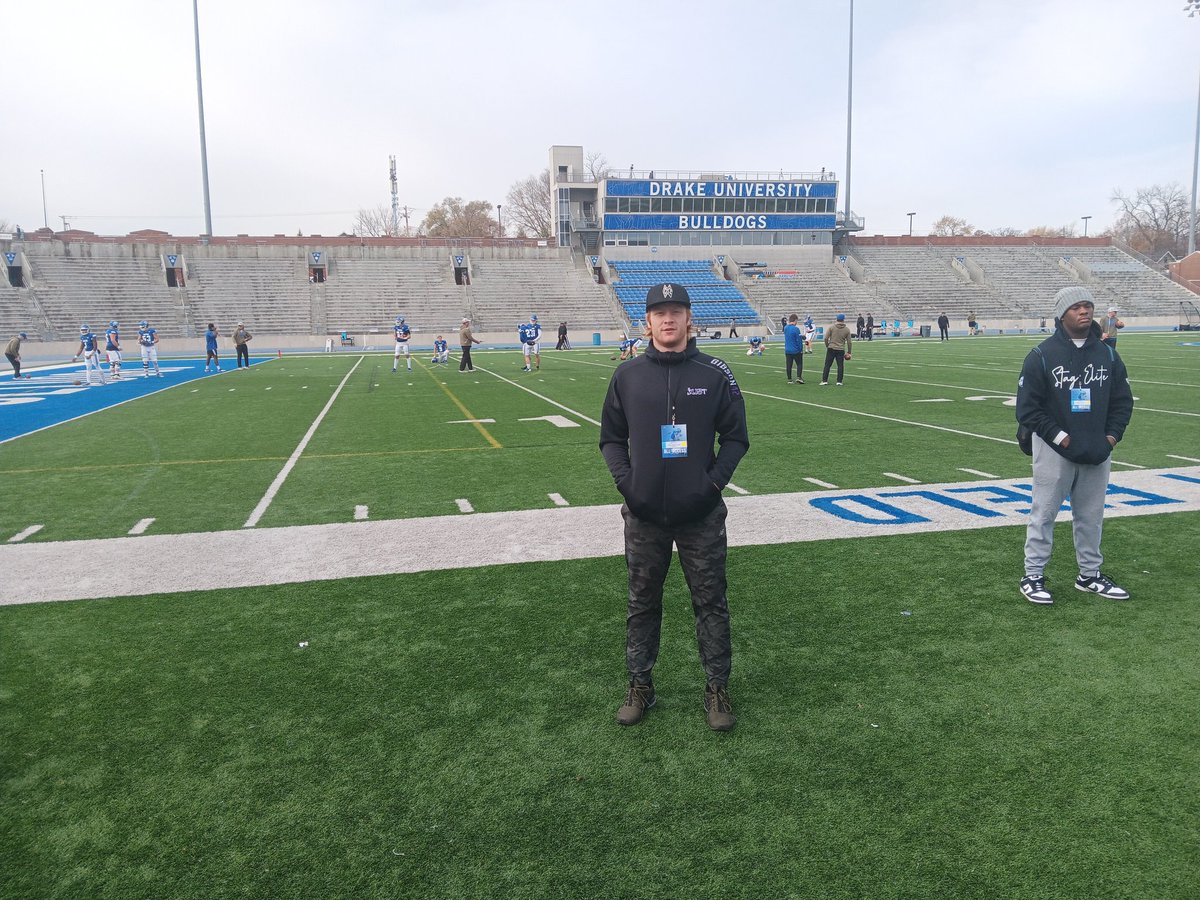 Had a great time today @DrakeBulldogsFB. They came out with the 16-14 W. Thank you so much @coachcjnuss for the game day invite and the great hospitality. Everything was amazing, and i got a great feel for the school! @ACPFootball17 @CoachBlueford @AZHSFB @gridironarizona