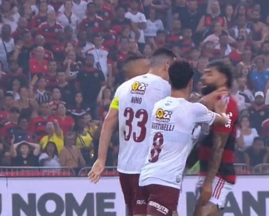 meuflamengoo's tweet photo. Gostaria de entender o porquê o Gabigol foi expulso se quem agride é o Nino
Se alguem conseguir me explicar, eu agradeço...
#VamosFlamengo #Flamengo #FLAxFLU #CRF #flatop https://t.co/JxRYEZUtAp