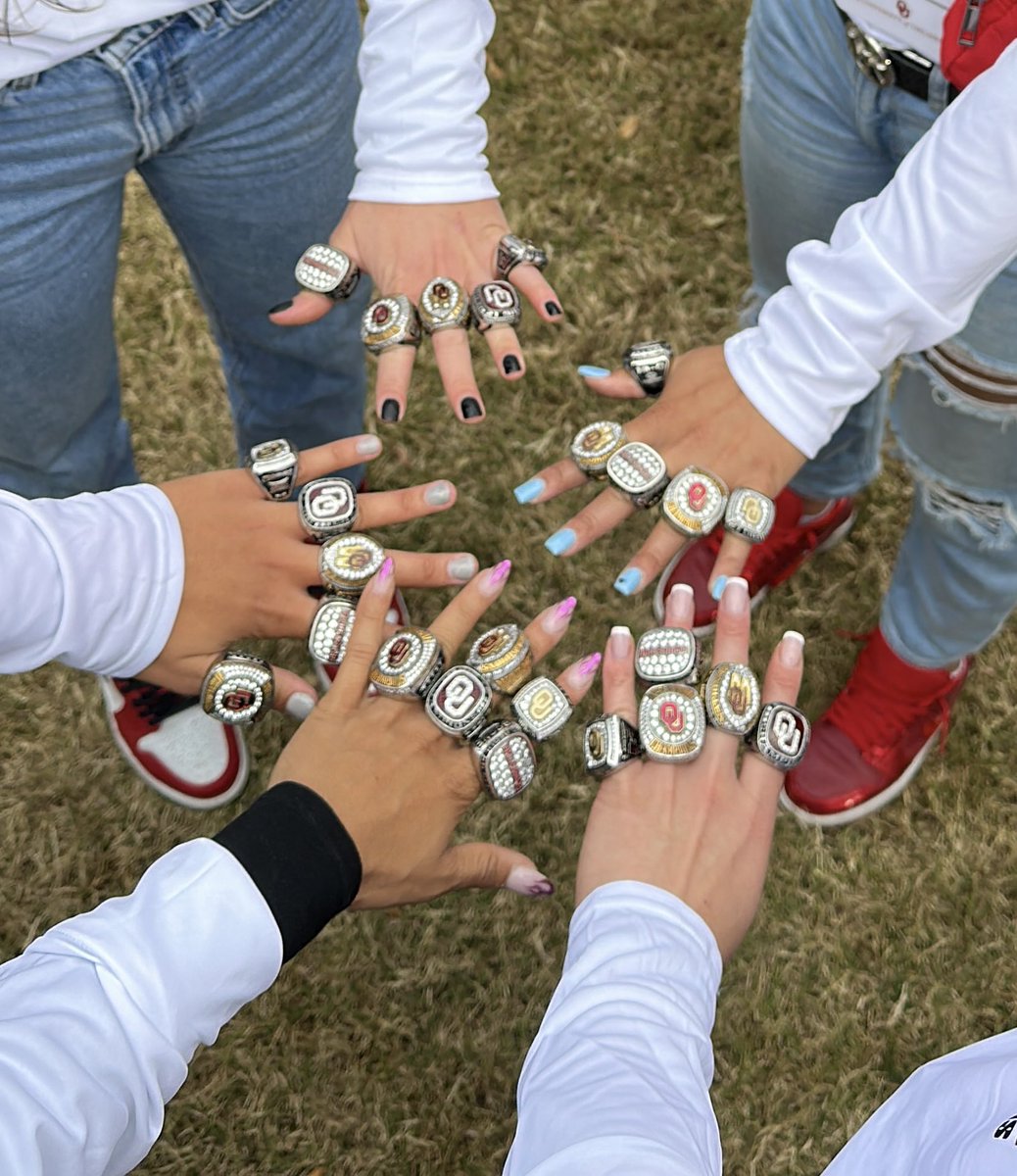OU_Softball's tweet photo. 𝐄𝐚𝐫𝐧𝐞𝐝. 💍

Special thanks to @OU_President for honoring our program today at the Boyd House!

#ChampionshipMindset https://t.co/3q88jR2tke