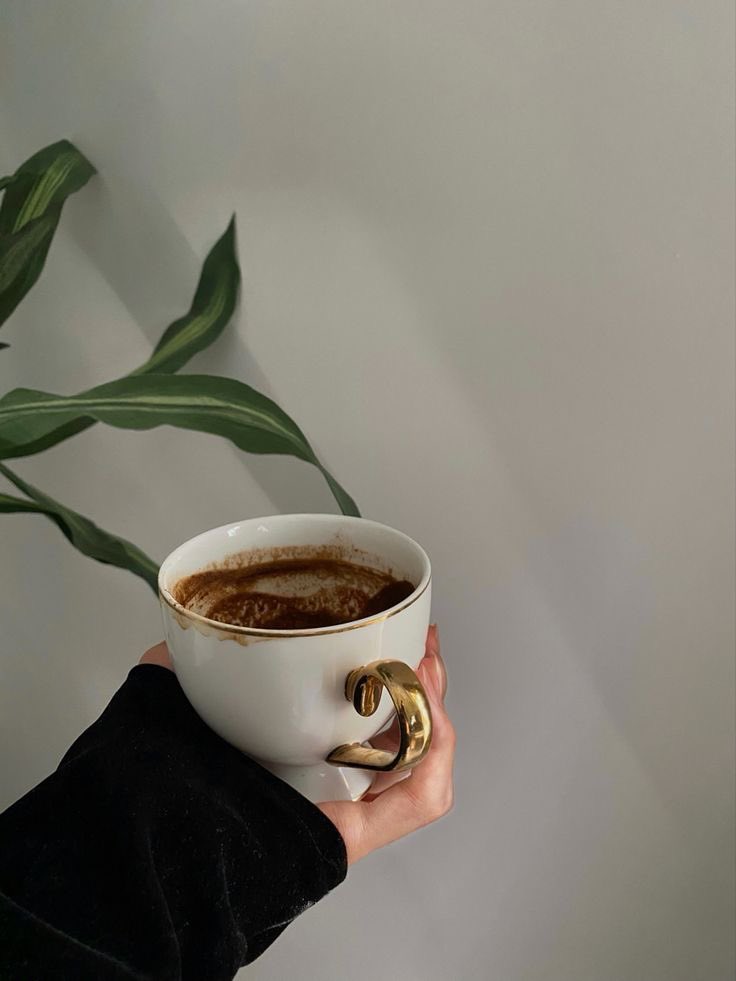 كُلّ مَأّ تُحِبُّهِ هِوِ صُوِرةّ مُصٌغٌرةّ عَنِګ