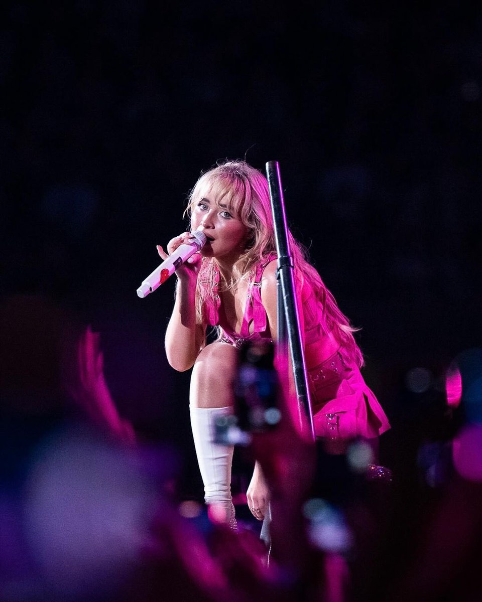 scarpenterbr's tweet photo. Sabrina Carpenter no palco da #BuenosAiresTSTheErasTour! https://t.co/R45qST2rs4