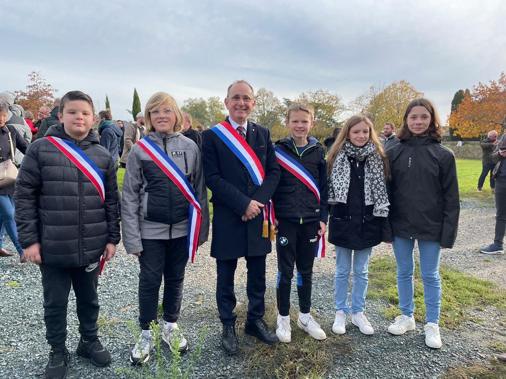 GeismarLuc's tweet photo. Émouvante cérémonie du 11 novembre à #Ligné (#SaintMars #PetitMars)
Le conflit a fait + de 9 millions de morts/disparus (1,4 pour la 🇫🇷),+ de 21 millions de blessés (4 en 🇫🇷). Chiffres terrifiants ! En moyenne, 900 jeunes Français mouraient chaque jour sur les champs de bataille https://t.co/XXHg0dMXkC