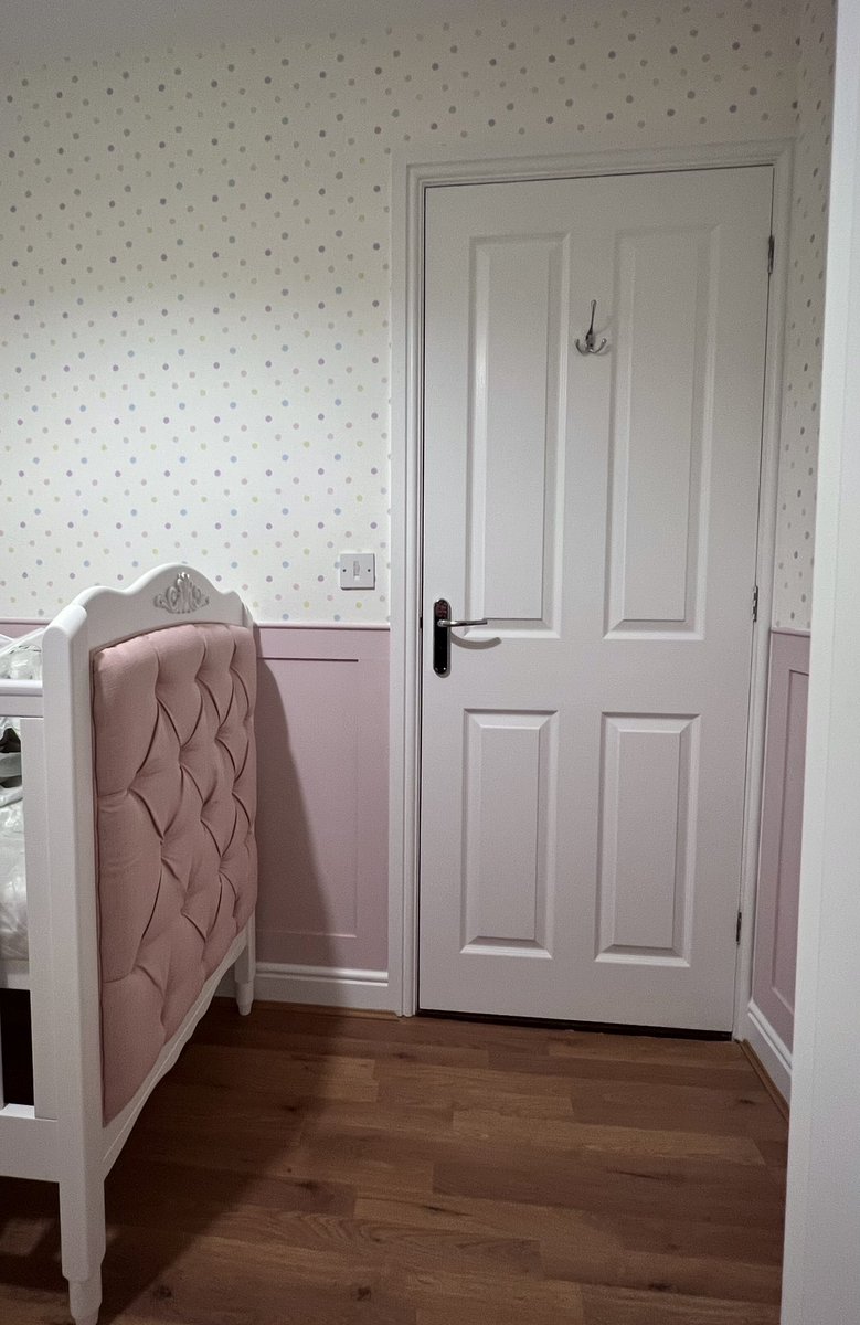 New post ✨✨
A beautiful new nursery room.
<a href="/nextofficial/">Next</a> Bee spots 🐝 wallpaper. 
<a href="/GrahamandBrown/">Graham & Brown</a> Pink sand’s Resistance emulsion for panelling.
<a href="/BenjaminMooreUK/">Benjamin Moore UK</a> Scuffx satin for woodwork. 
<a href="/duluxuk/">Dulux UK | Colour & Inspiration</a> Pure Matt brilliant white ceiling. 

Timber for panelling from <a href="/Jewson/">Jewson</a> 🙌🏼

✨✨