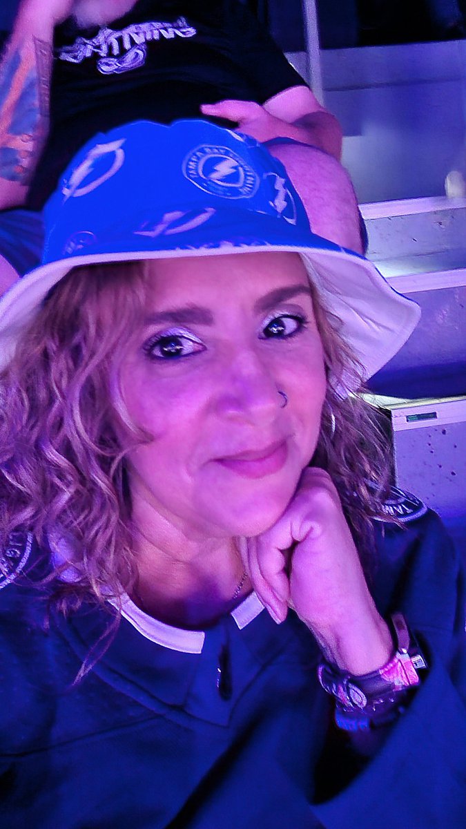 TampaSportsGirl's tweet image. #BucketHat night 😍💙 #GoBolts #BeTheThunder