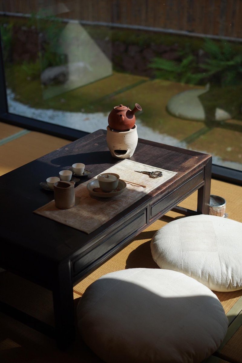morimatea's tweet photo. Immersed in a quietly, not to the world outside the book of the indifferent, but it's the best way to enjoy the weekend the one.
.
.
.
#lifeway #weekendstyle #freetimetour #lightandshadow #artistic #teaspace #furniture #simplicity #simpleandelegant #exquisiteart #tea #morimatea https://t.co/Jbk7YxSIHu