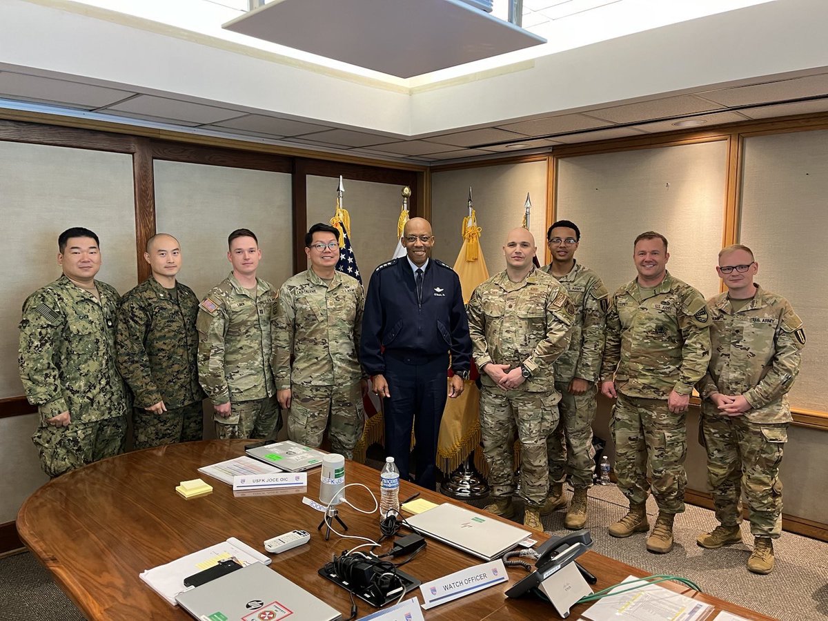 While in South Korea for the 48th R.O.K-U.S. Military Committee Meeting (MCM), Chairman @GenCQBrownJr met with service members supporting @CDRUNCCFCUSFK’s critical mission of deterring aggression and if necessary, defending the Republic of Korea.