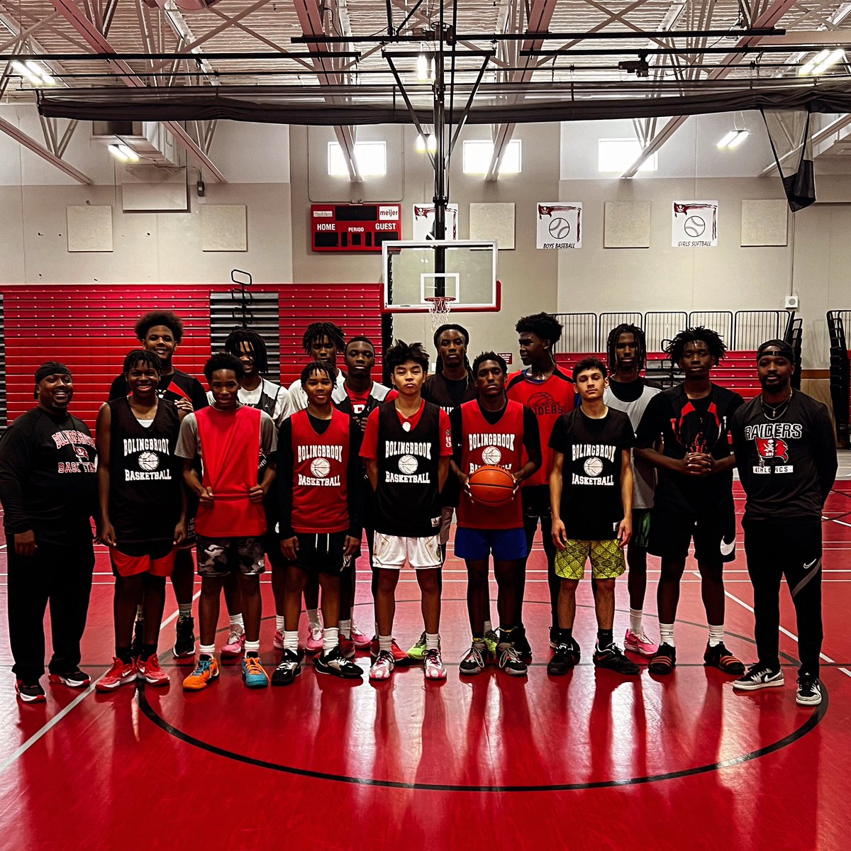 MRiley25's tweet photo. 8am work with my dawgs! ⏰🏴‍☠️🏀 #honortheraiders https://t.co/d0pWt8h4XN
