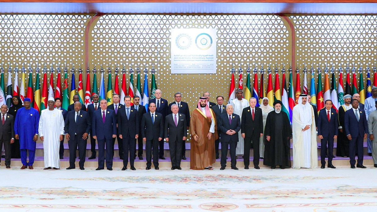 Marar_1's tweet photo. ما هذه المهزلة !؟

عباس: يشكر العالم على التظاهر تضامنا مع غزة وهو يقمع المتظاهرين !

السيسي: يرفض حصار أهل غزة وهو يحاصرهم !

بشار: يرفض قصف المدنيين وهو يقصفهم !

يرفضون الممارسات الإسرائيلية ويدهم في يد إسرائيل ! https://t.co/csbyljzOWk
