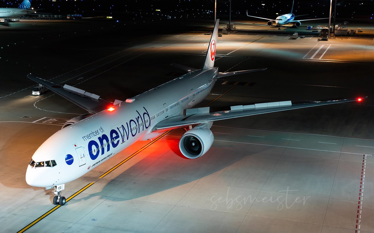 #羽田空港　JA732J