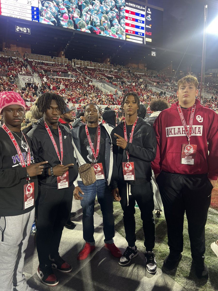 Kats @Frankie99Long @B6Jermaine @DaylionRobinson @jacorionHatche3 with my guy @jarrettbailey12 on hand in Norman to check out OU and West Virginia tonight! Enjoy it fellas! #RecruitTheDub