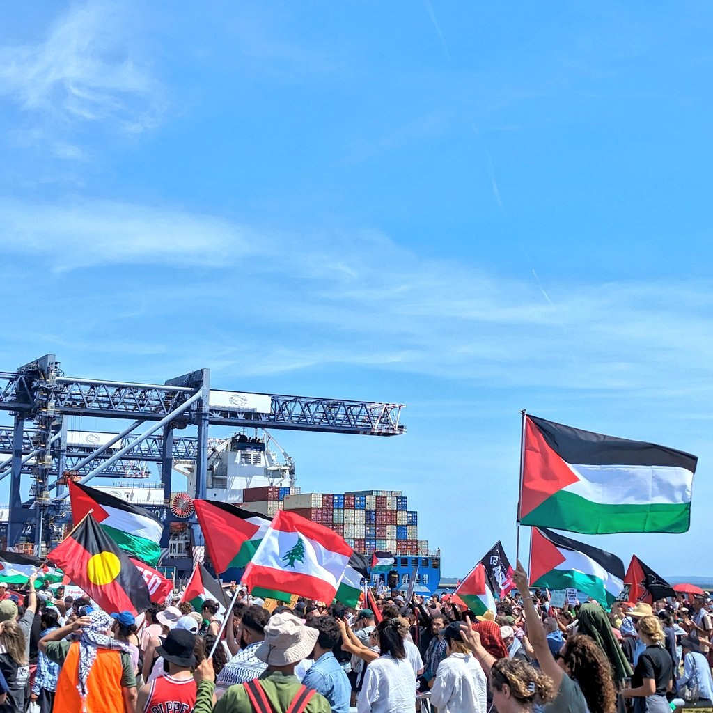SprinterPress's tweet image. In Sydney, people staged a powerful demonstration on land and sea to prevent the supply of weapons to Israeli forces