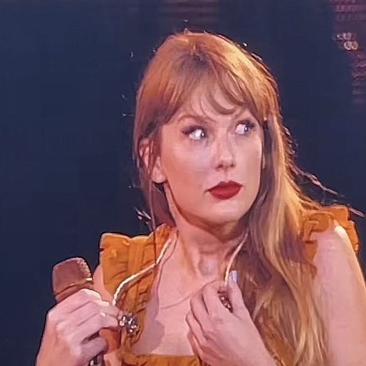 IN ONE NIGHT WE GOT:
- taylor smiling and looking over at travis during the whole show 
- travis singing chanting taylor’s name with the crowd
- IS IT OVER NOW X OOTW MASHUP
- ‘KARMA IS THE GUY ON THE CHIEFS COMING STRAIGHT HOME TO ME’
- TAYLOR AND TRAVIS KISS