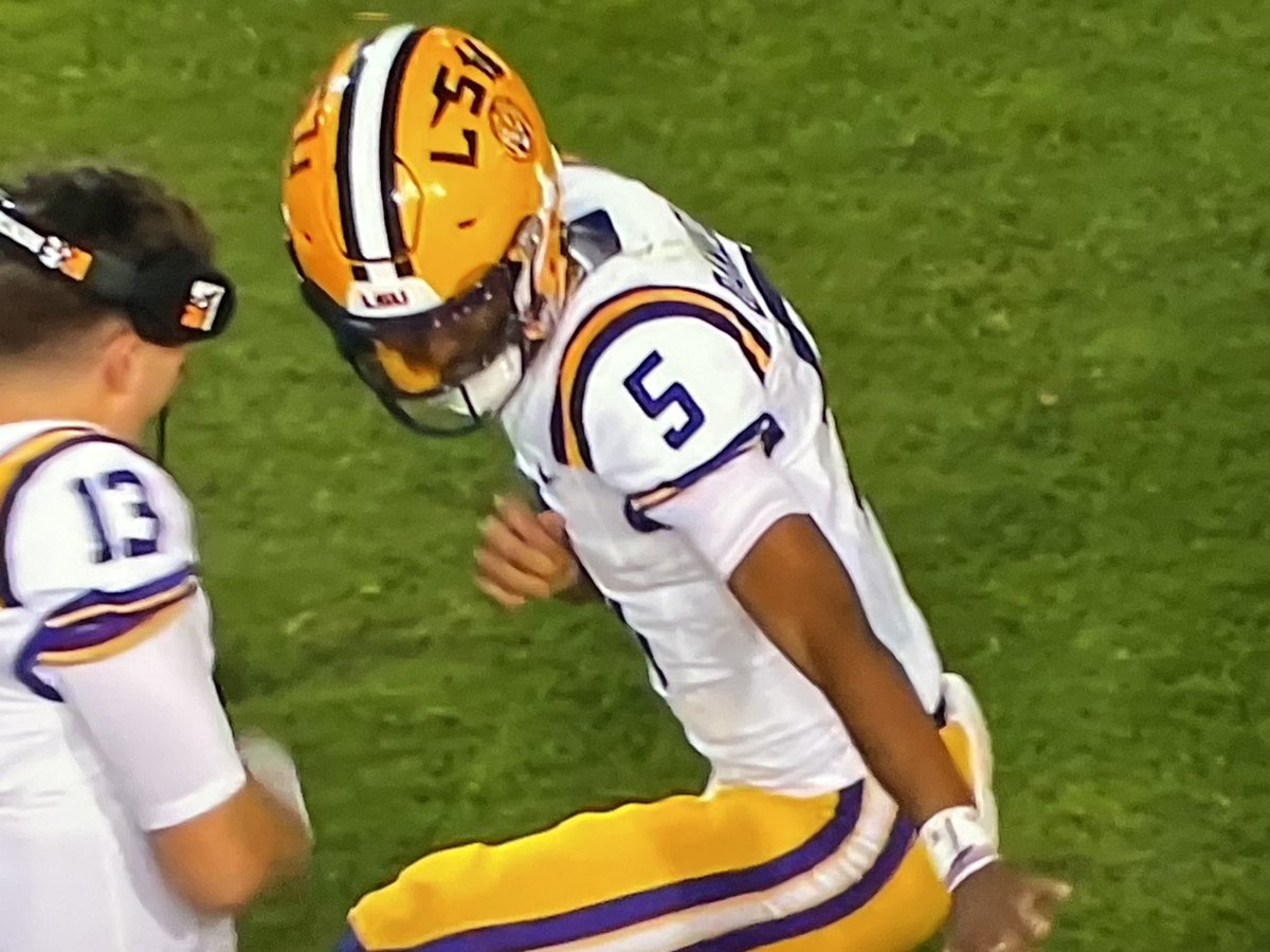 3_elle_tiger's tweet image. That’s my QB, best college football player in the country! 🏈 🏆 💜🐅💛#JD5 #Geaux Tigers