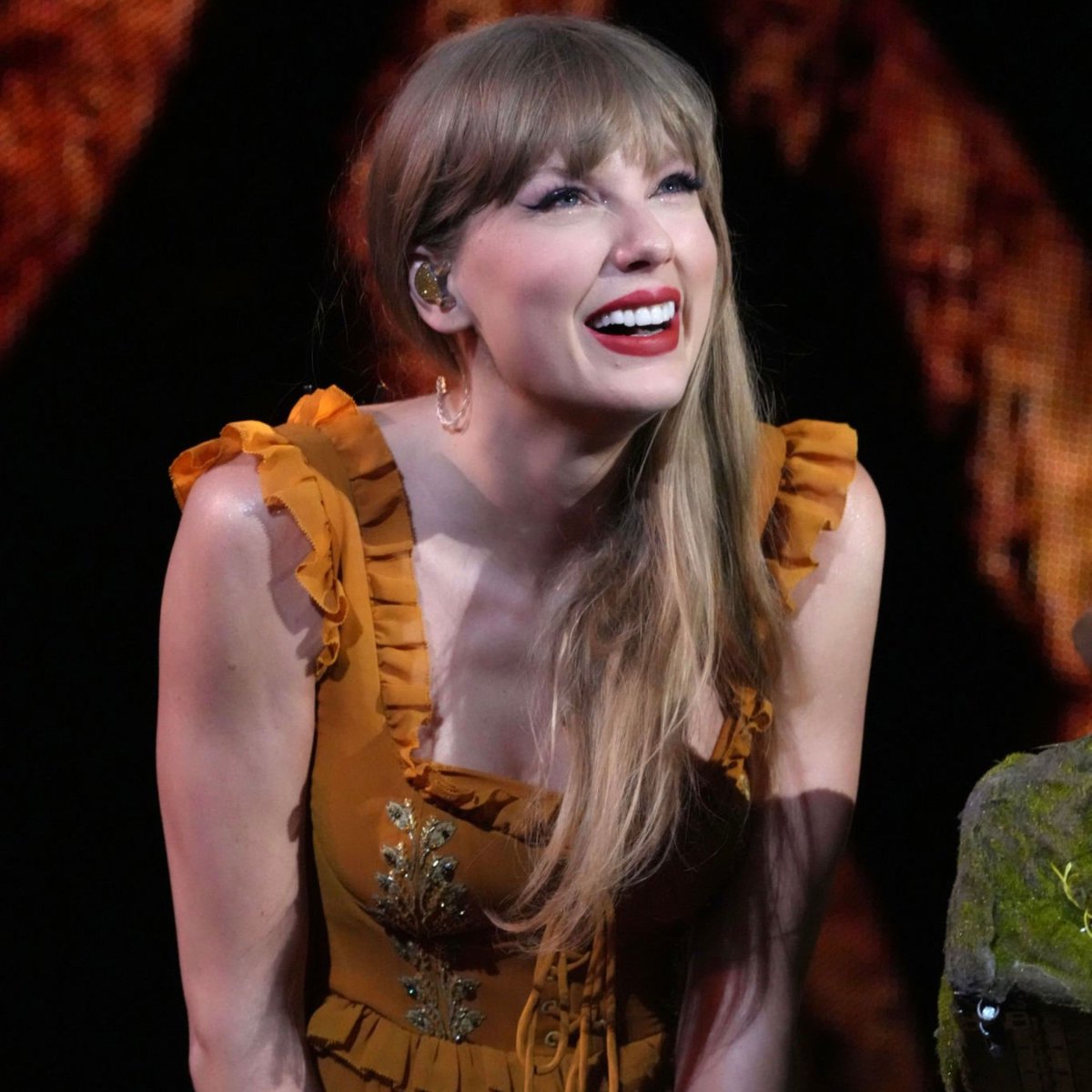 TheSwiftSociety's tweet image. 💬| @TaylorSwift13 to the crowd

"I love it when you go 'olé olé olé'"
#BuenosAiresTSTheErasTour