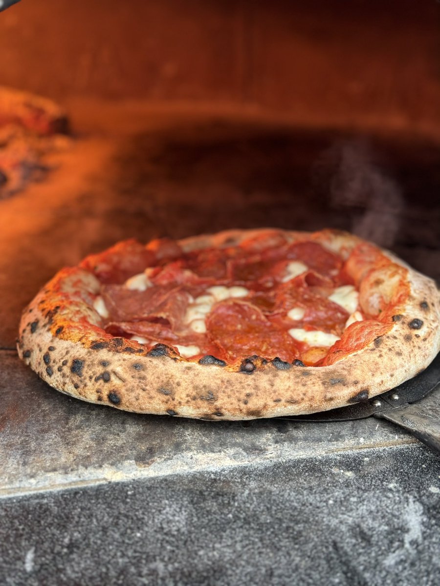 IsolaPizza's tweet photo. Pizza Salamino Piccante #pizza https://t.co/GqQh1mPHvs