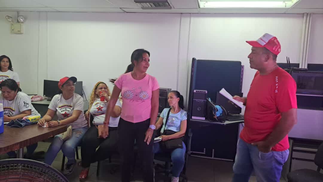 leoalvacabrera's tweet photo. En nombre del Movimiento de Educadores de Aragua le damos las gracias al alcalde  @RafaelMaracay21 por los espacios de la @AlcDeGirardot
Donde conversamos sobre el Esequibo y la campaña Venezuela Toda. ¡El Esequibo Es Nuestro! 
#ElEsequiboNosPertenece 
@dcabellor 
@jorgerpsuv https://t.co/6uLxoZt6Ng