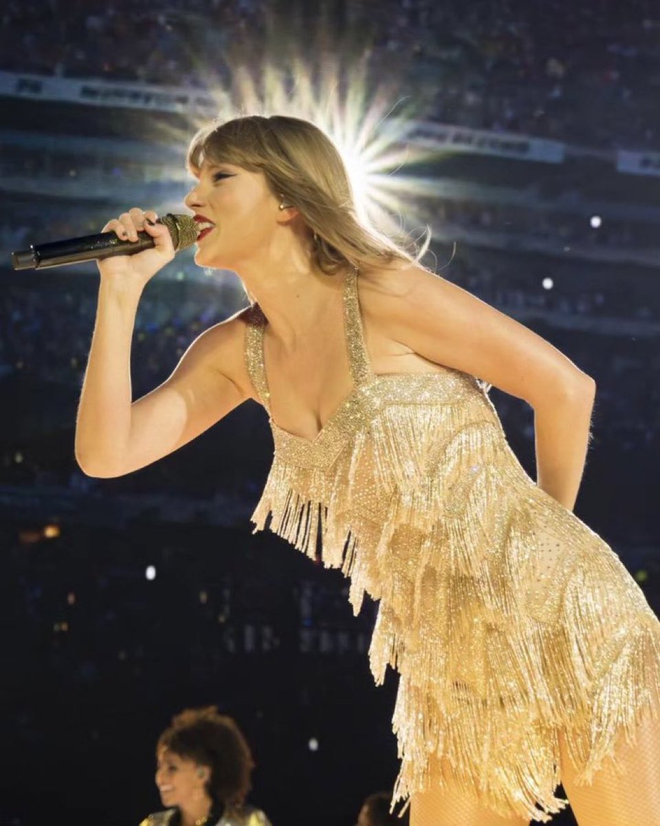 cinedicta's tweet image. atrás se le forma el sol de la bandera argentina