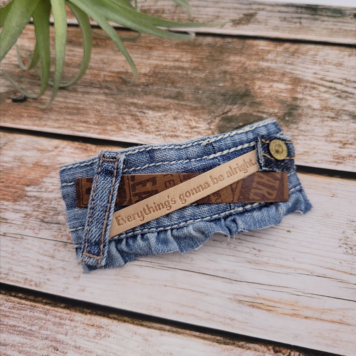 1and7handmade's tweet image. リピーター様にデニムバレッタ２点お迎えして頂きました。
ありがとうございます！
お届けをお待ちください😊
#デニムリメイク #デニムアクセサリー #ハンドメイドアクセサリー