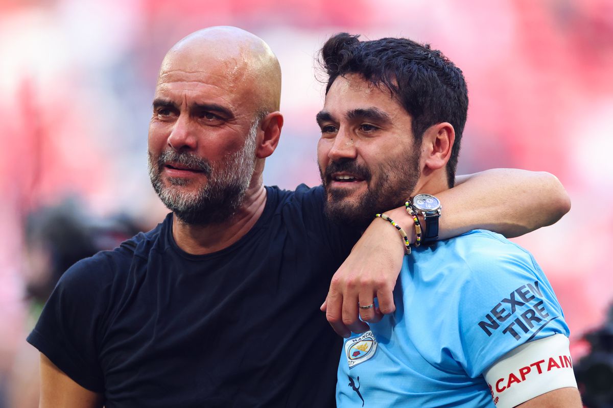 OficialSala12's tweet photo. 🗣️ Ilkay Gündoğan: “Uma vez, estava com um amigo quando lembrei que era aniversário do Guardiola. Meu amigo sugeriu que déssemos um presente a ele.

Pep era meu vizinho em Manchester, então compramos champagne, meu amigo escreveu em espanhol no cartão e bateu na sua porta. Quando ele voltou, disse que Pep tinha ficado muito feliz.

Voltamos pra sala de cinema e eu esqueci disso. Meia hora depois, ouvi uma batida na porta. Eu achei que meu amigo tinha pedido pizza, algo assim.

Meu amigo abriu a porta e era o Pep!

Ele disse: “Cadê o Gundo?”

Ficamos muito surpresos porque Pep é um cara muito reservado. Víamos ele no elevador, mas ele nunca tinha ido no meu apartamento. Ele trouxe o champagne e 3 taças. Ele ficou por uma hora, relaxando.

Isso me fez lembrar que, mesmo que vivamos o futebol, essa profissão também é sobre pessoas, sabe? E eu acho que, quando encerrar a carreira, o que eu mais lembrarei são das pessoas com quem convivi.

Acho que você pode dizer o mesmo sobre a vida.”

✍️ @TPTBrasil