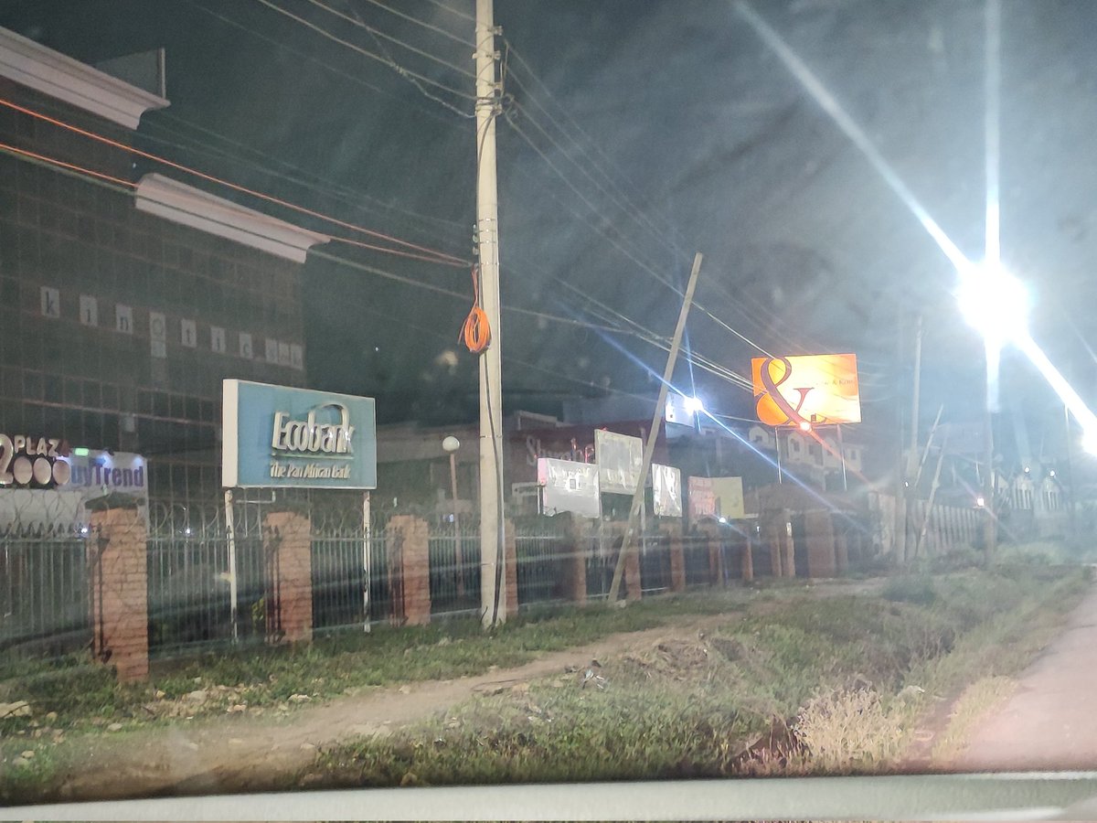 GatobuKelly's tweet photo. π URGENT APPEAL ENDED!
If you were on Mombasa Road & you happened to see a fella swinging a scissor jack, next to a white car, just after GM, and next to @EcobankKenya offices, it was me. I understand why as a Kenyan, you would not stop to help a brother.
#FixKERoads @Ma3Route https://t.co/2diuGnJv8C