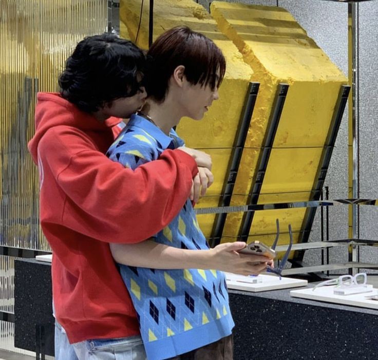 HS_Np15's tweet photo. ดงยอนเอ็นดูน้องฮงมากเลยอะ ก็น้องฮงน่ารักอะเนอะ🦊🦈 #HONG #DONGYEON #POW #POW_GRID https://t.co/skwVCe1GsT