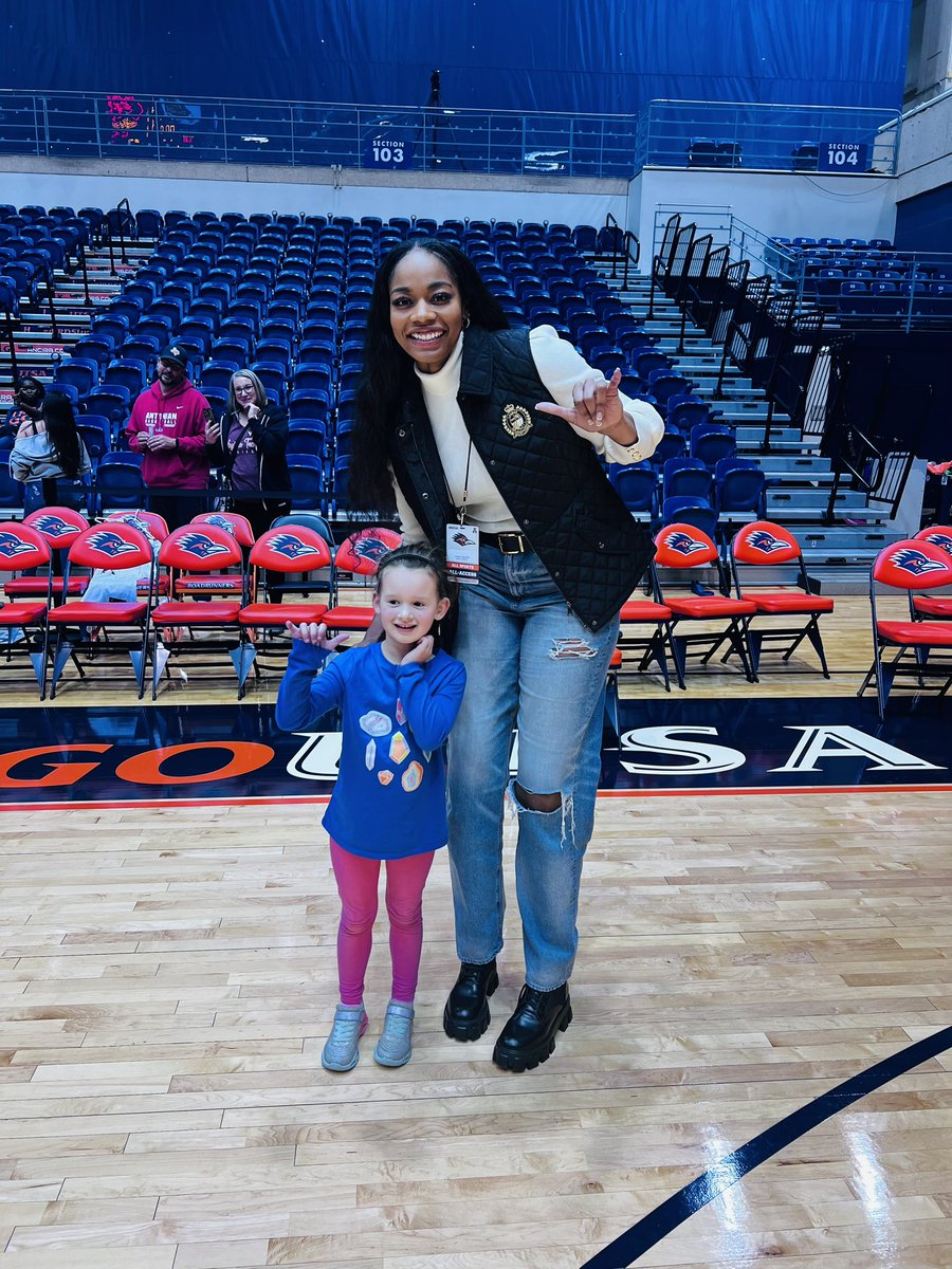 @charlicollier it was SO FUN to see you last night! I can’t wait to see you next game. Love when fam rolls back around and into our lives again ❤️🤙 Congrats on a great call, @espnW @ESPN_WomenHoop     @espespecially really need to look into your new, promising career.