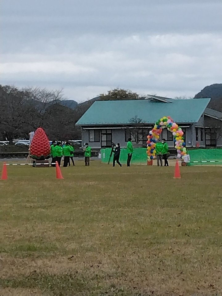 marines23H's tweet photo. ９時過ぎくらいの会場の様子。まだガラガラです😅
そして、超寒い🥶

１年目のフェスだそうで、諸々まだまだこれからだなぁという印象☺️

推しのキッチンカー、#カリーHANS さんのビリヤニを食べながら🍛
しかし、他のキッチンカーも魅力的✨

#カヌマキヤンプフェス2023
#campcampfes https://t.co/jCEuwEikq1